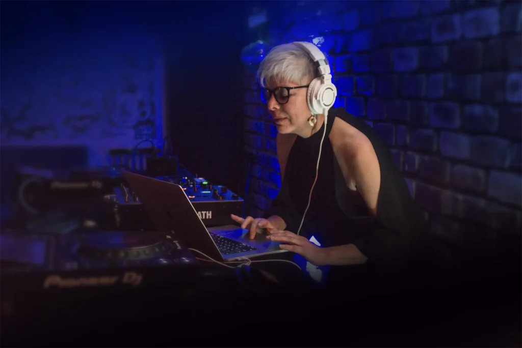 DJ REIIINA tocando en vivo